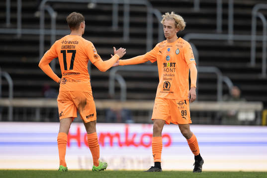 AFC Eskilstunas Anton Ekeroth och Leo Lif jublar