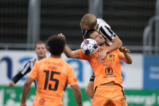 Landskronas Johan Rapp i nickduell mot AFC Eskilstunas