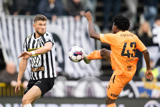 Landskronas Erik Pärsson och AFC Eskilstunas Abdul-Halik