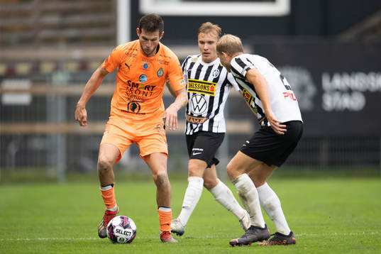 AFC Eskilstunas Ashley Coffey och Landskronas Johan Rapp