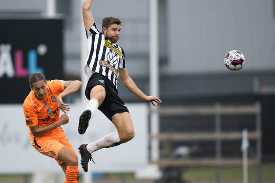 Landskronas Erik Hedenquist och AFC Eskilstunas Felix Michel