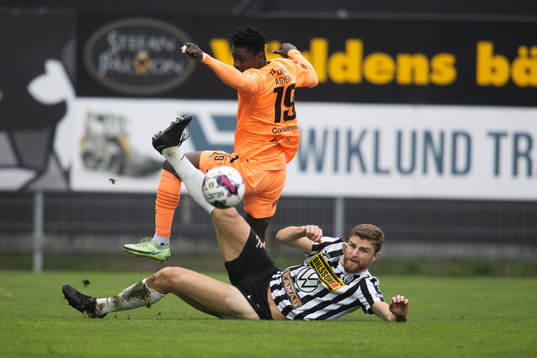 Landskronas Erik Hedenquist och AFC Eskilstunas York Rafael