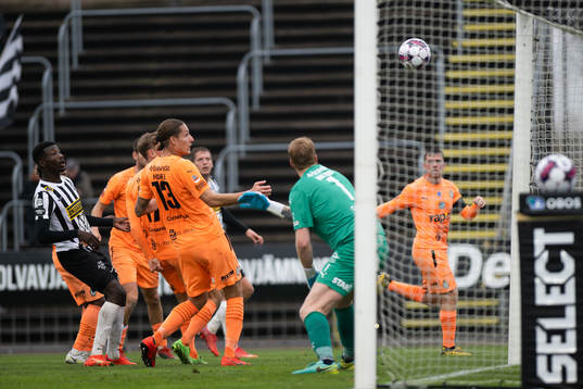AFC Eskilstunas spelare gör självmål bakom målvakt Nick