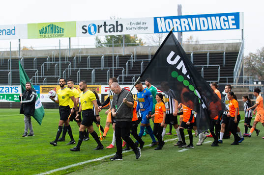 Landskronas och AFC Eskilstunas spelare gör entré