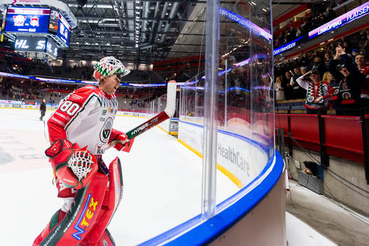 Frölundas målvakt Frederik Dichow jublar