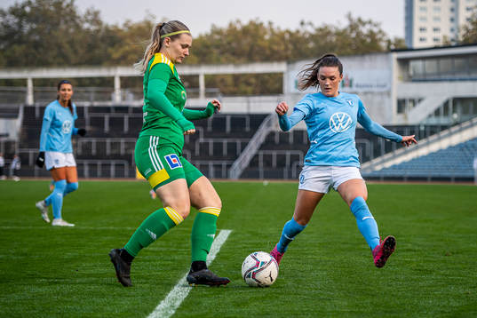 Åhus Alice Lindstedt och Malmö FFs Saga Fredriksson