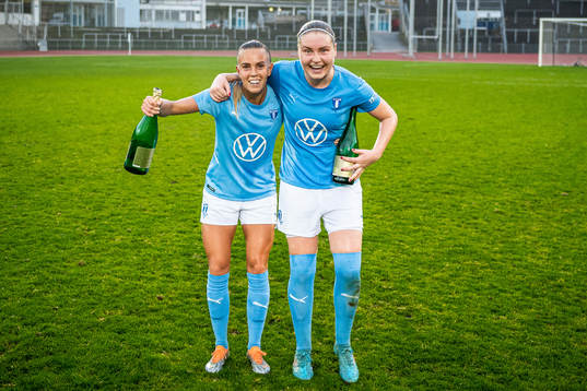 Malmö FFs Elin Björklund och Rebecka Holm jublar