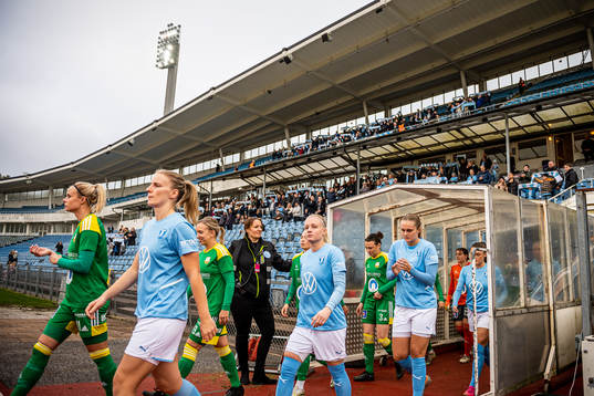 Malmö FFs spelare gör entré till fotbollsmatchen i