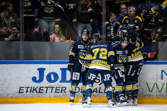HV71s Joseph Laleggia jublar
