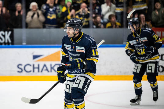 HV71s Joseph Laleggia jublar