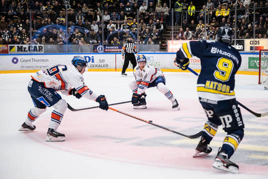 Växjös Ludvig Claesson och HV71s Taylor Matson