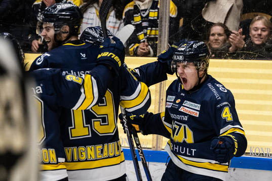 HV71s Emil Andrae jublar
