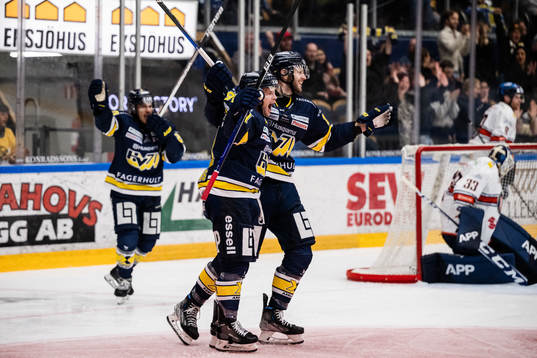 HV71s Chad Billins jublar