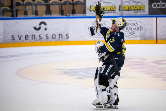 HV71s målvakt Jonas Gunnarsson jublar