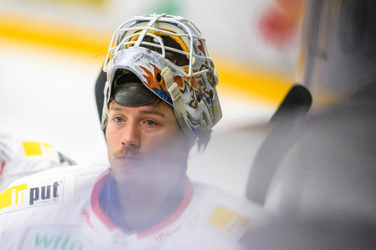 Växjös målvakt Emil Larmi deppar