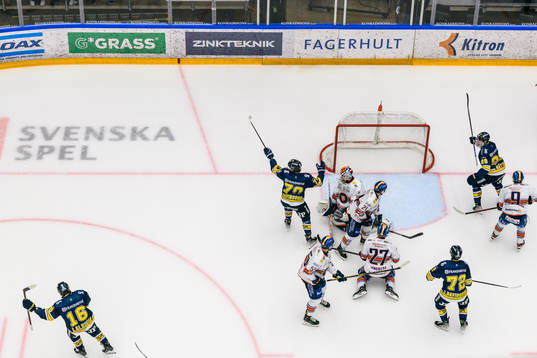 HV71s Joseph Laleggia jublar