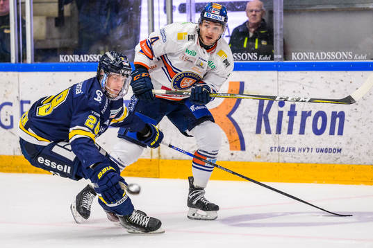 HV71s Joonas Nättinen och Växjös Keegan Lowe