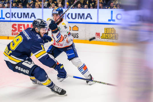 HV71s Sam Vigneault  och Växjös Martin Lundberg
