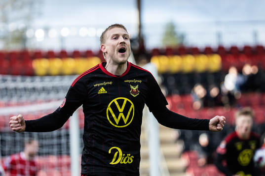 Östersunds Simon Kroon jublar