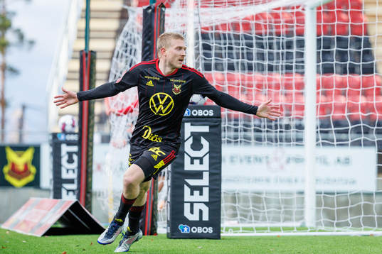 Östersunds Simon Kroon jublar