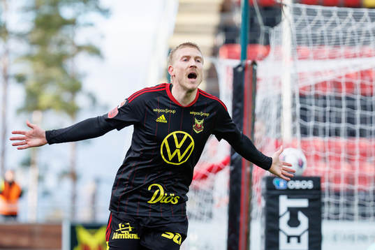 Östersunds Simon Kroon jublar