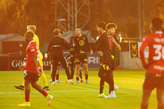Östersunds Kristian Novak jublar med lagkamrat