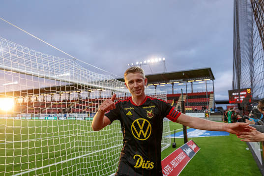 Östersunds Ludvig Fritzson jublar med fansen