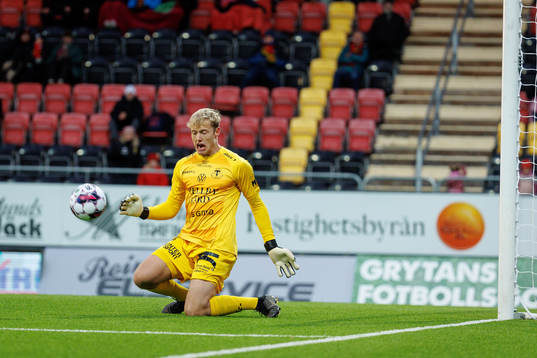 Trelleborgs målvakt Kasper Thiesson Kristensen med en