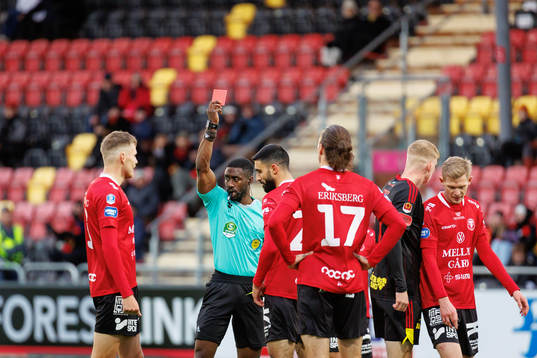 Domare Fredrik Oppong ger Trelleborgs Mouhammed-Ali Dhaini