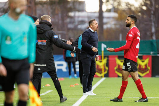 Östersunds tränare Magnus Powell reagerar