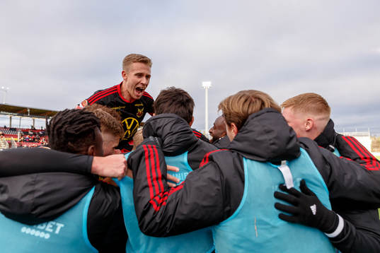 Östersunds Ludvig Fritzson  jublar med lagkamrater