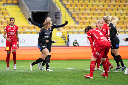 Växjös Maria Møller Thomsen gör 0-1 och jublar