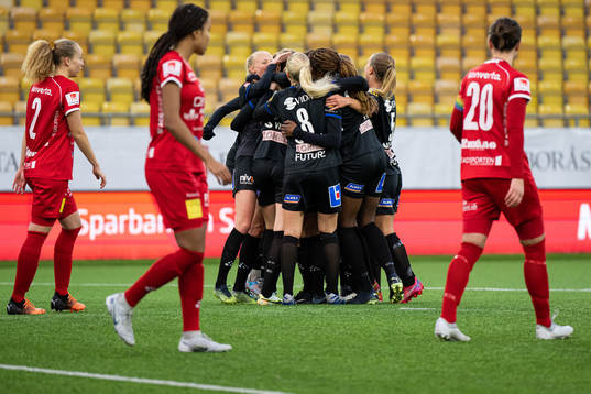 Växjös Maria Møller Thomsen gör 0-1 och jublar med