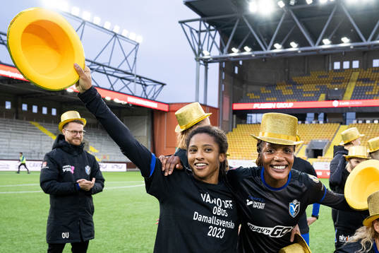 Växjös Dessislava Dupuy och Evelyn Ijeh  jublar