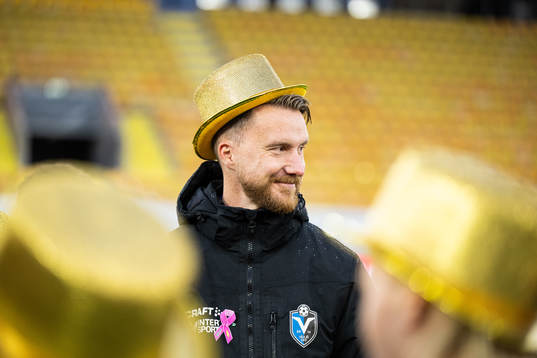 Växjös tränare Olof Unogård jublar