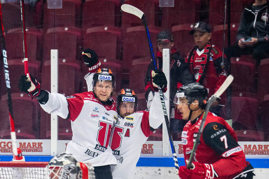 Örebros Mathias Bromé jublar ihop med Rodrigo Abols