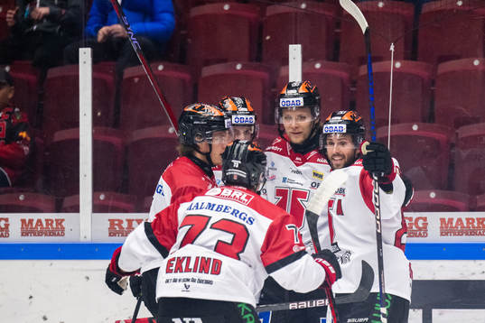 Örebros Mathias Bromé (th) jublar med lagkamrater