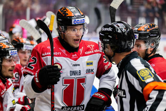 Örebros Petrus Palmu i diskussion med domare Tobias Björk