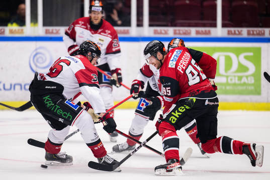Örebros Emil Larsson och Malmö Redhawks Carl Persson