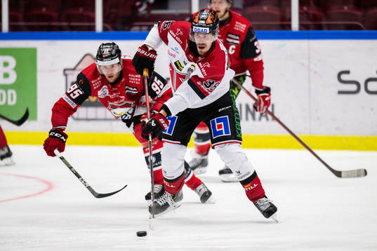 Örebros Emil Larsson och Malmö Redhawks Carl Persson