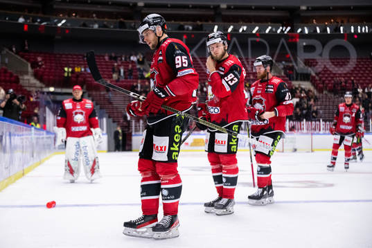 Malmö Redhawks Carl Persson och Kristian Vesalainen deppar