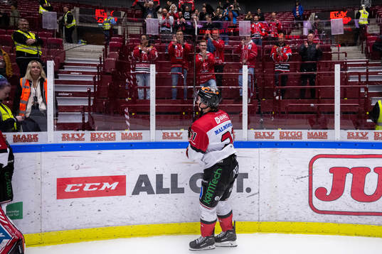 Örebros Linus Öberg jublar mot supportrarna