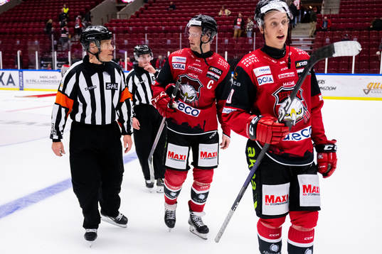 Malmö Redhawks Carl Söderberg i samtal med domare Tobias