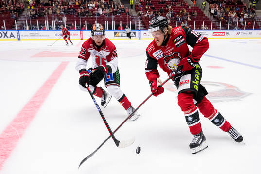 Örebros Oliver Eklind och Malmö Redhawks Marcus Sylvegård