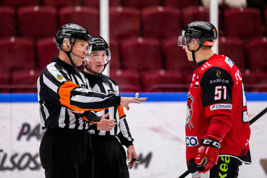 Malmö Redhawks Emil Sylvegård i samtal med domare Tobias