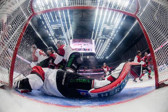 Örebros målvakt Jhonas Enroth gör en räddning mot