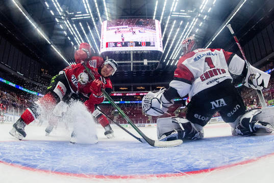 Malmö Redhawks Emil Sylvegård oroar mot Örebros målvakt