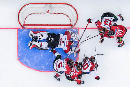 Örebros målvakt Jhonas Enroth räddar målchans från