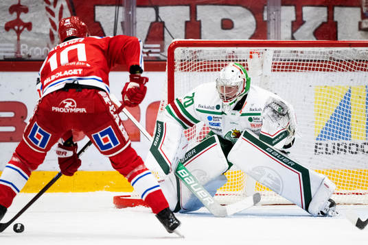 Timrås Robin Alvarez och Rögles målvakt Calle Clang