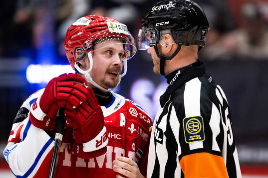 Timrås Jonathan Dahlén pratar med domaren